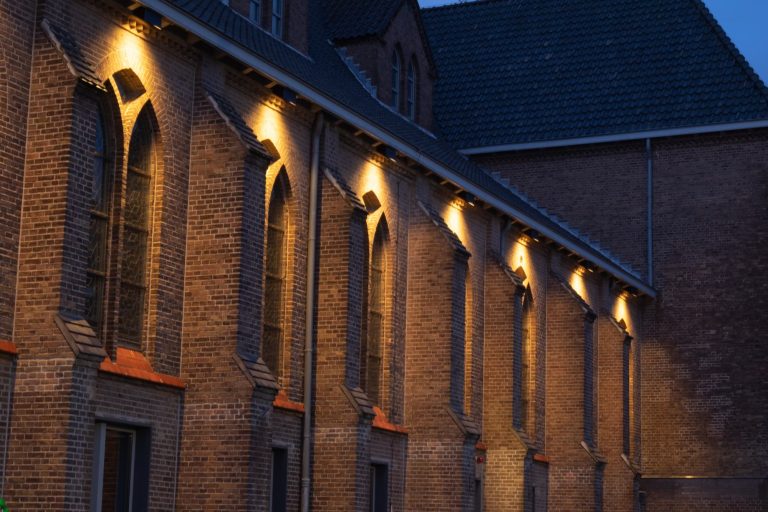 Kerk sprundel verlichting ramen