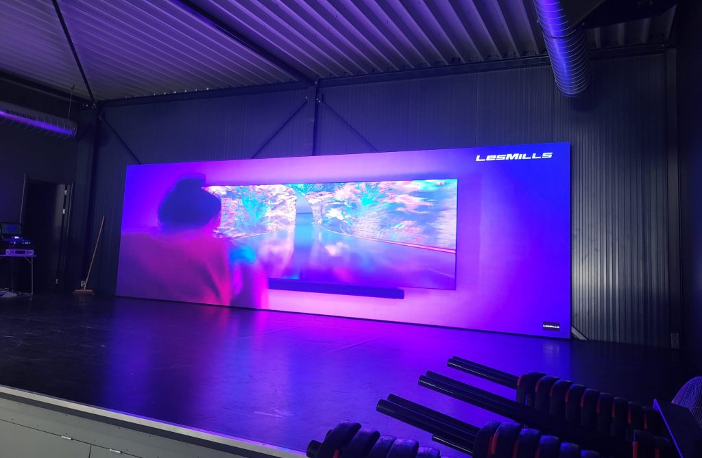 LED wall Fysiotherapie HIER! (Beeld)