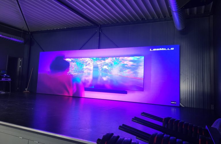 LED wall Fysiotherapie HIER! (Beeld)